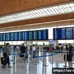 타슈켄트와 서울 간 직항 항공편 정보 - A vibrant airport scene inside Tashkent International Airport showing modern architecture and bustli...